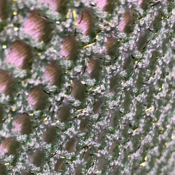 Light green, short-sleeved, netted sweater sprinkled with hints of sparkle. - Picture 2 of 2